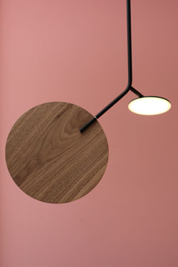 Ballon suspension en bois de noyer et acier noir 68cm