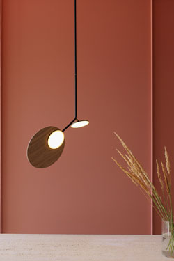 Ballon suspension en bois de noyer et acier noir 68cm