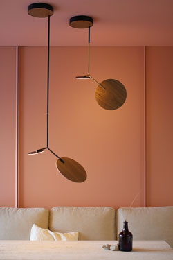Ballon suspension en bois de noyer et acier noir 68cm