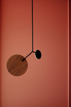 Ballon suspension en bois de noyer et acier noir 68cm - Suspension by TUNTO