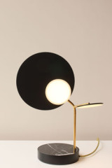 Lampe de table dorée et noire Ballon - Lampe de table by TUNTO