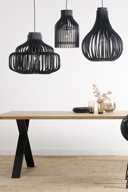 Bulb suspension en rotin noir forme ampoule