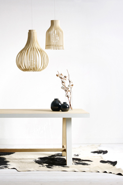 Bulb pendant lamp in natural rattan bulb shape