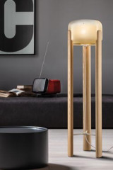 Lampadaire en bois naturel et verre ambré Sata - Lampadaire by Vistosi