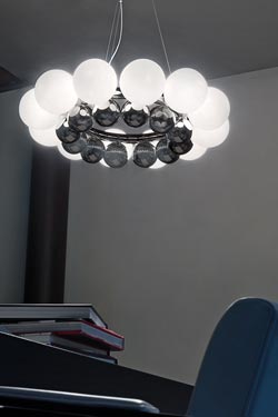24 pearls pendant in white Murano glass and chromed frame - Pendants by Vistosi