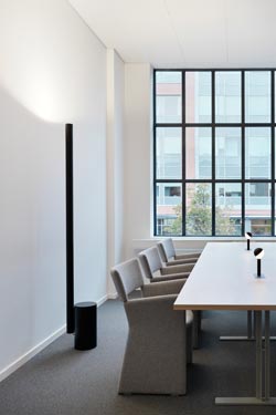 Alto lampadaire noir minimaliste à éclairage indirect 