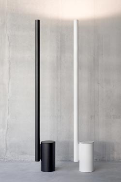 Alto lampadaire noir minimaliste à éclairage indirect 