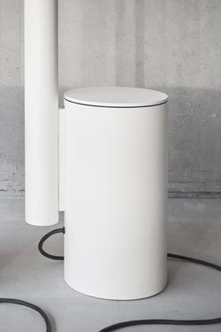 Alto lampadaire noir minimaliste à éclairage indirect 