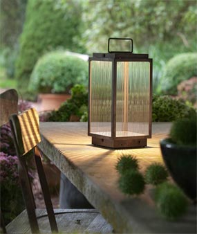 Les lampes d'extérieur éclairent une table d'été, dans votre jardin ou sur votre balcon. Elles s'installent à poste fixe, par exemple sur votre terrasse, ou en usage intermittent, sur la table de vos dîners d'été.